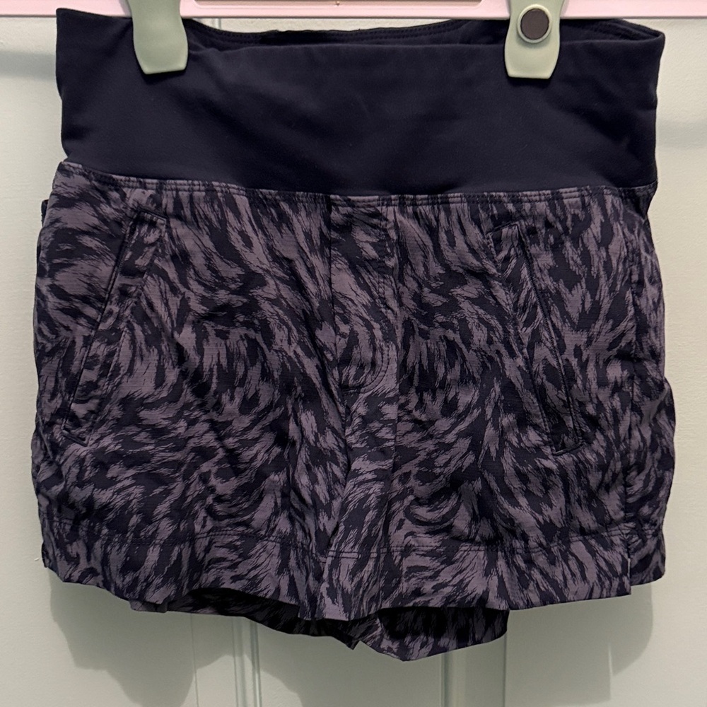 Athleta Women's Black and Gray Patterned Athletic Shorts